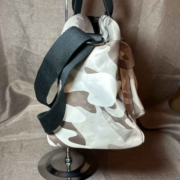 Tommy Hilfiger Camouflage Tan Duffle/Weekender bag - Picture 2 of 8